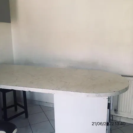 Roomate Near Paris Hostel