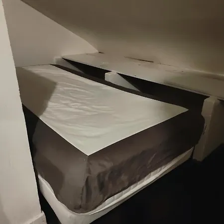 Roomate Near Paris אכסניה *